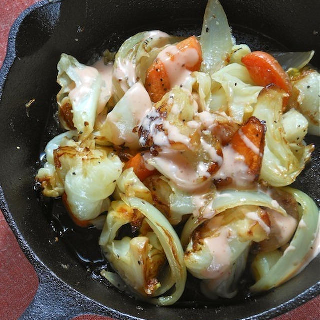 残ってた野菜達をスキレットでこんがり〜簡単熱々メニュー！ローリエ香る焼き野菜サラダ。