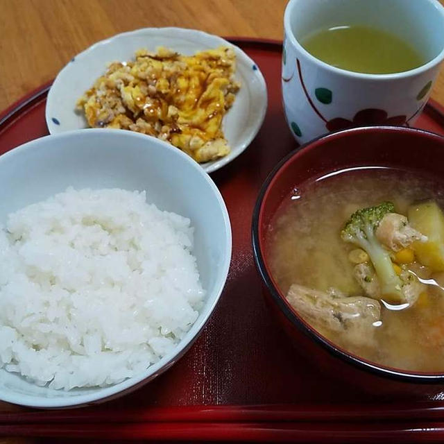 鶏ひき肉のオムレツと味噌汁