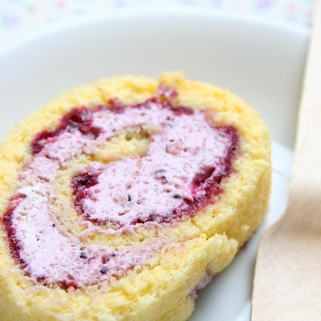 材料は５つ＾＾　カシスのロールケーキ*