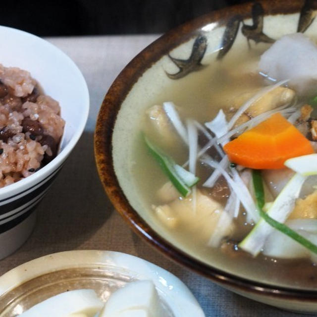 ■昼ご飯【赤飯と　冷凍庫整理の捌いたイサキなどと野菜の粗汁】