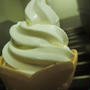 毎年恒例、福島物産展でソフトクリームを食べる。