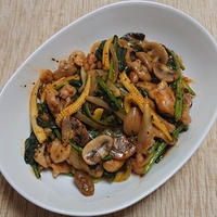 鶏肉とほうれん草他のスパイシーケチャップ炒め