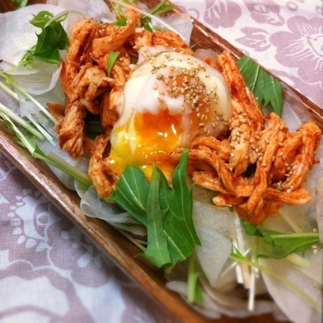簡単おしゃれサラダ。蒸し鶏温玉のっけ。