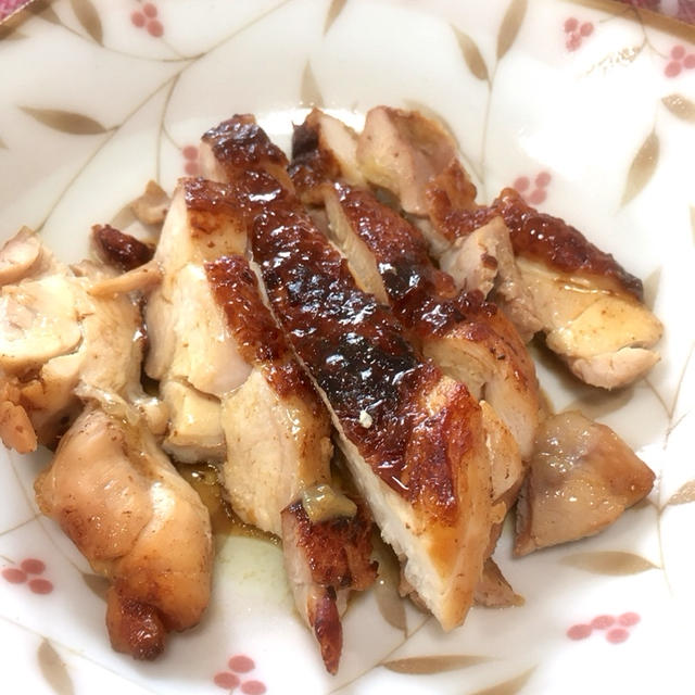 皮がパリパリ チキンソテー、にんじんのすりごまきんぴら