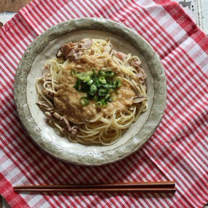 灰色の皿に盛られた豚肉としいたけのとろろパスタ