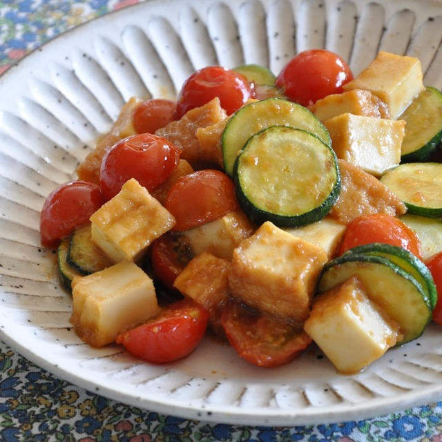 簡単なのにハマるおいしさ♩厚揚げと夏野菜のみそ炒め