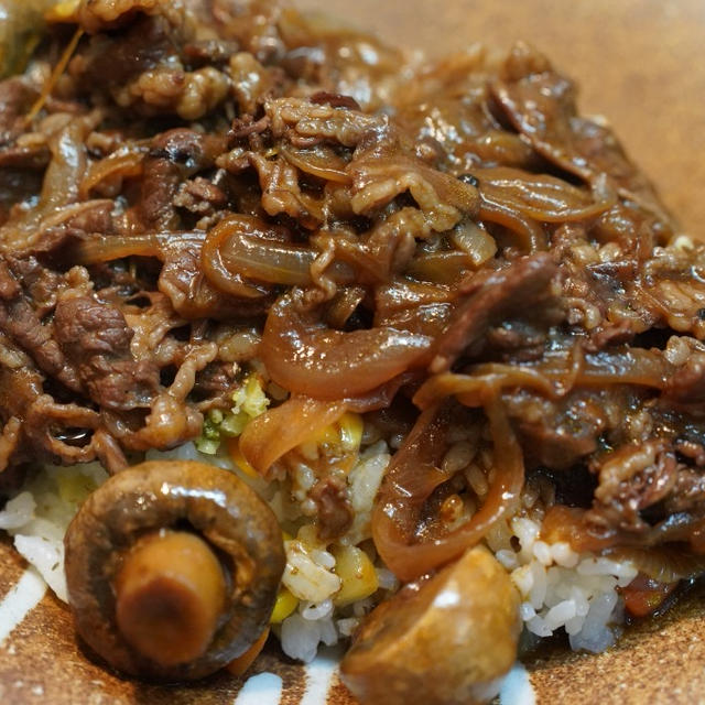 牛肉と玉ねぎとマッシュルームだけで仕上げるシンプルハヤシライス
