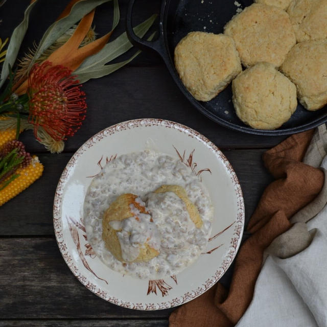 Biscuits with Sausage Gravy ビスケットのソーセージグレービー添え