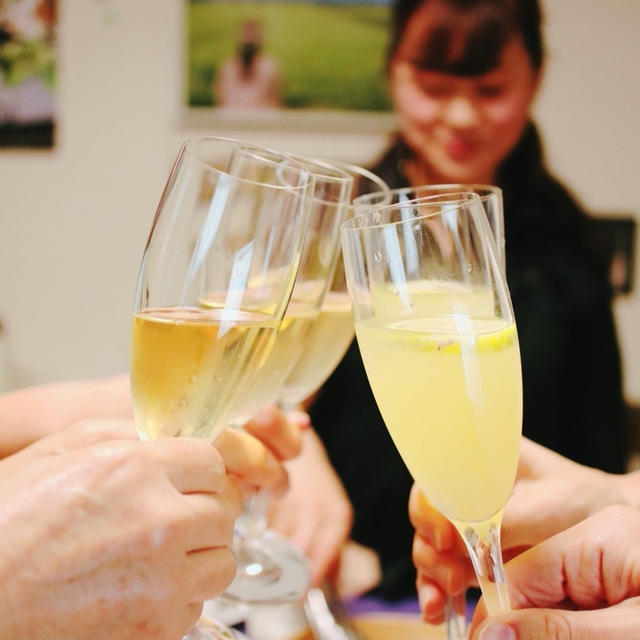 北海道イベント、みんなで料理とワイン、パンをかこみました。