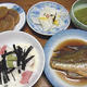 マグロの山かけ。シーフードカレー