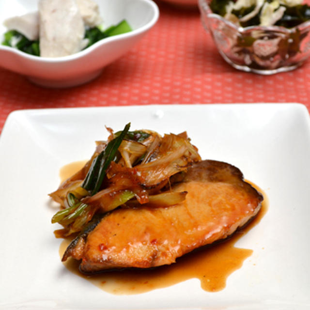 ブリの韓国風照り焼き。塩鮪のせ青菜とかの晩ご飯。