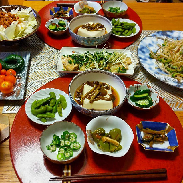 ゴーヤともやしの焼きそばとプチトマト食べ放題に塩だれきゃべつ、小鉢は６品で晩酌