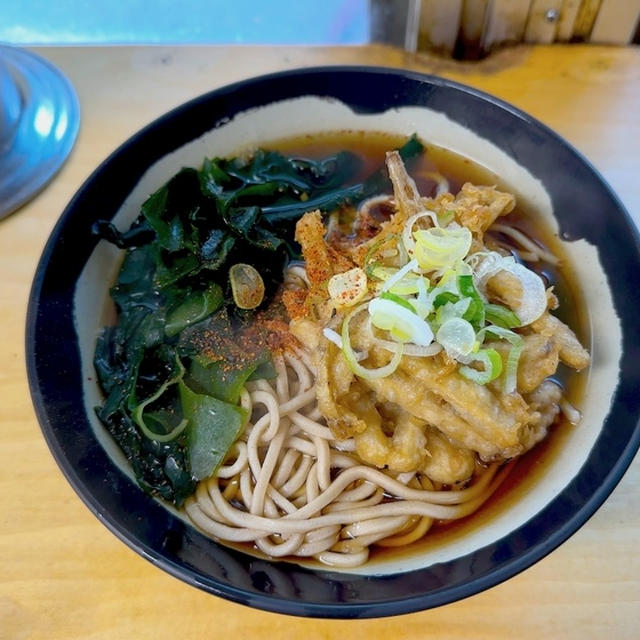 立ち蕎麦行脚「六文そば人形町店のごぼう天そば・わかめ」