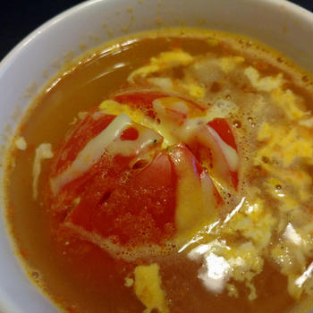 子どもが作る、丸ごとトマトのスープ