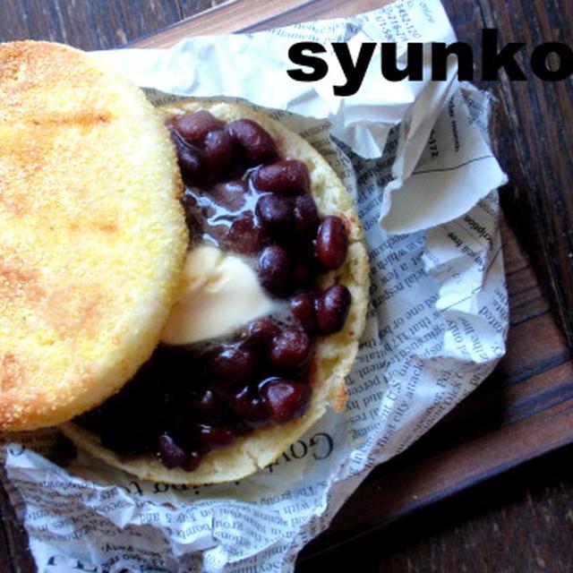 小倉マーガリンのマフィンとえびとゆで卵とブロッコリーのサラダ