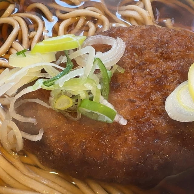 立ち蕎麦行脚「三松柴又店のメンチそば」