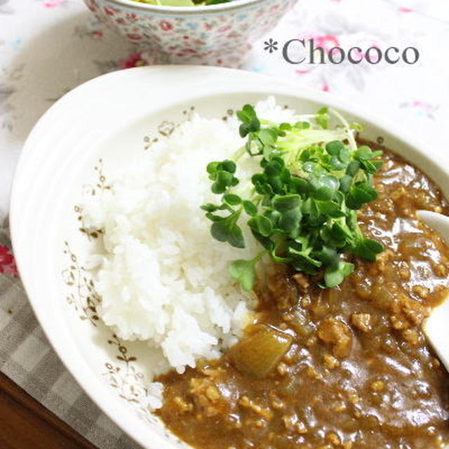 フライパンで簡単カレー　山もりサラダ＾＾