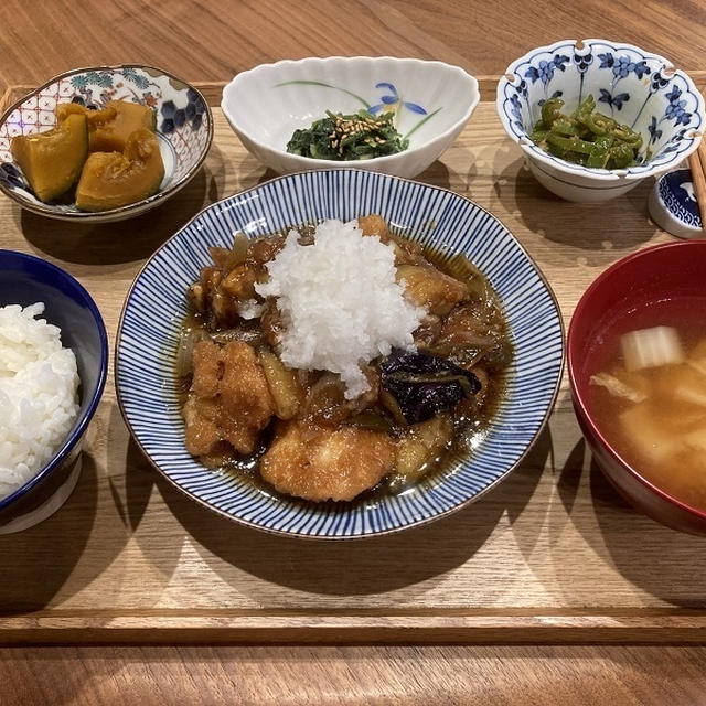 【献立】鶏むね肉と茄子と椎茸の揚げ煮、かぼちゃの煮物、ほうれん草の胡麻和え、ピーマンとツナのカレー炒め、白菜のお味噌汁
