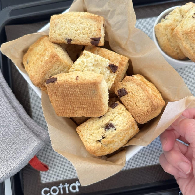スコーンは生地の伸ばし方でこんなに違う！チョコチップスコーン焼きました♥