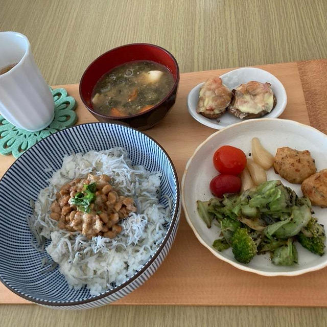 納豆しらす丼と色々おかずのお昼ご飯♪