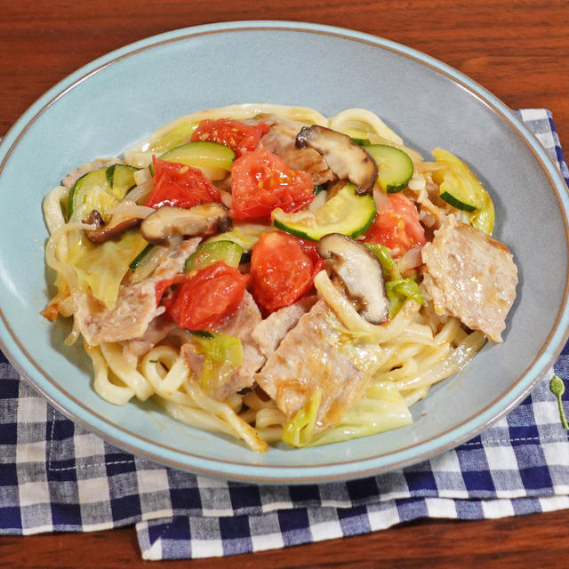 トマトとズッキーニの白だし仕立ての焼うどん