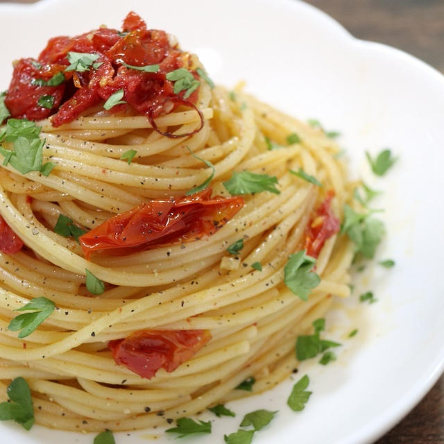 【セミドライトマトのパスタ】レシピ＊凝縮されたトマトの旨味・甘味をシンプルに味わう