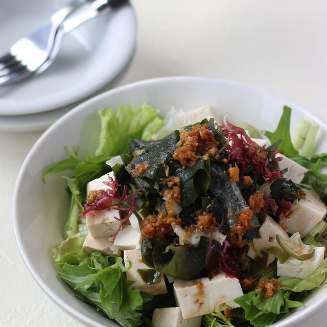 豆腐と海藻のサラダ – 生姜醤油ドレッシング