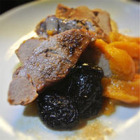 豚肉と黄桃のしょうが煮込み、プルーン添え