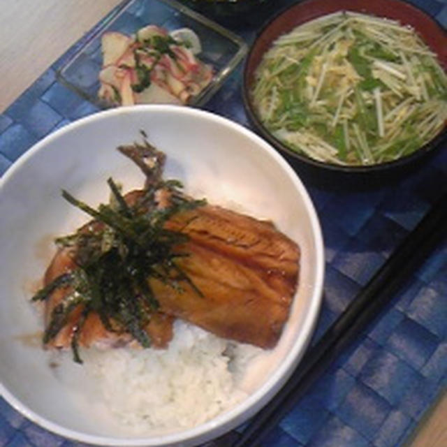 夕食☆さんまの蒲焼き丼　紅大根の甘酢漬け　菊ごぼうの味噌マヨ和え