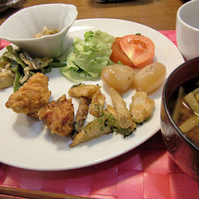 鶏肉のにんにく風味衣揚げ＆サラダ＆揚げゴボウとレンコンの甘辛絡め＆玉こんにゃく炒めの定食♪