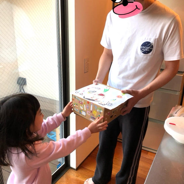 杏ちゃん、プレゼントを渡す。