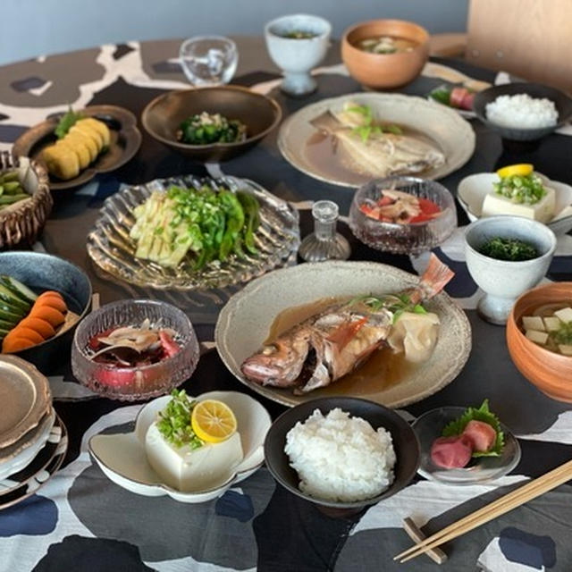 煮魚と焼き茄子と…色々いっぱい並んだ夜ごはん