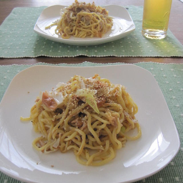 旦那さんも絶賛♪ヤスナリオさんのツナと梅の塩焼きそば