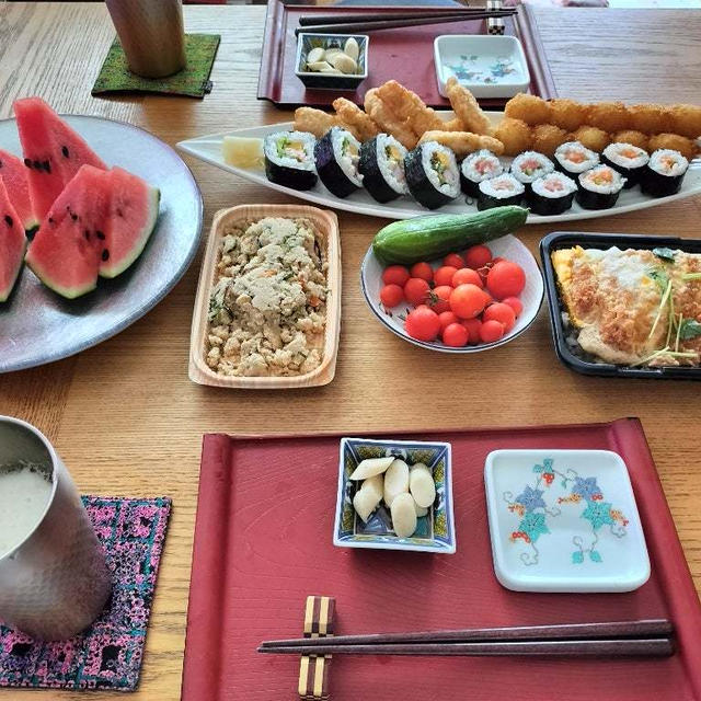 買い込んだ惣菜を盛り込んだパーティプレート(笑)とすいか、プランター野菜で昼からだらだら呑み。休