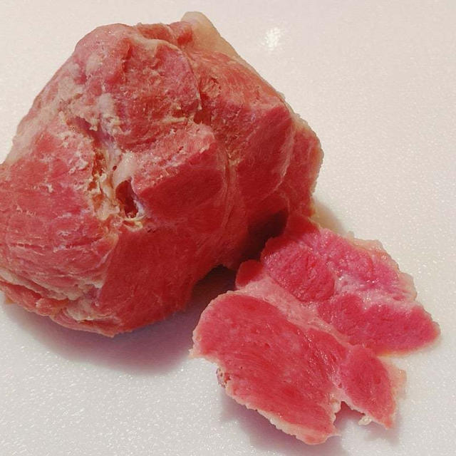 塩漬け豚肩肉を3時間ほど煮ると.....