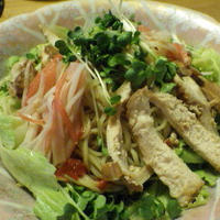 ラーメンサラダ　鶏チャーシューを味ぽんで(^_-)-☆