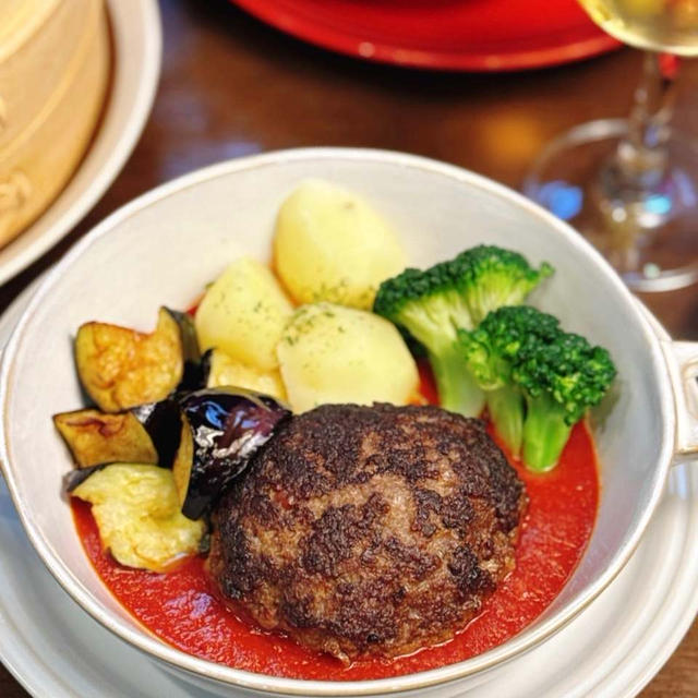 リッチな肉感にうっとり…♪シンプルなトマトソースで食べる♡山形牛100％ハンバーグが最高でした♪