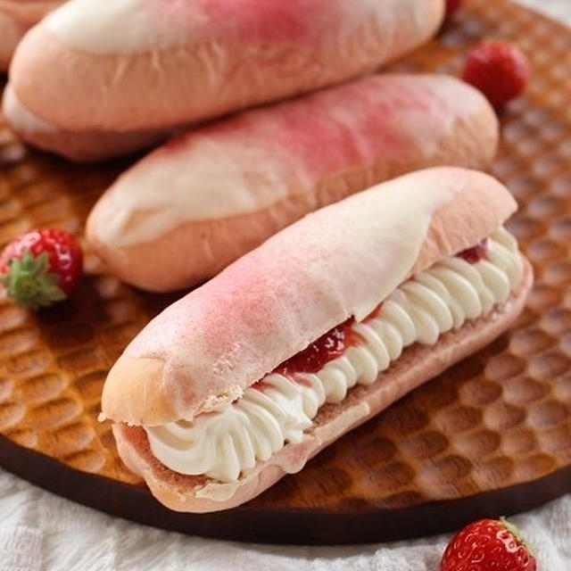 苺と生クリームのふわふわ苺パン