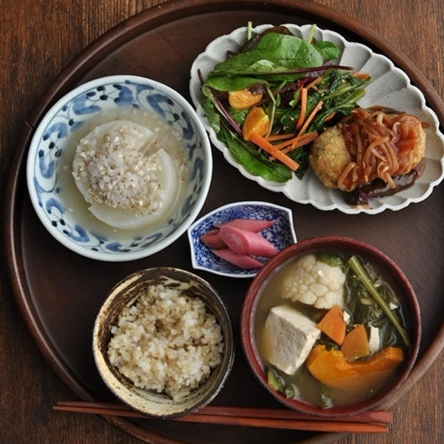 一汁三菜ごはん◆カボチャとカリフラワーとかつお菜などのおみおつけ、凍り厚揚げボールの甘酢あんかけ、大根と蕎麦の実の炊いたの、大根の葉と人参のナムル　とか