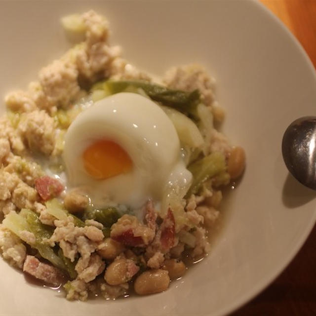 鳥ひき肉とキャベツのくったり煮　温玉添え