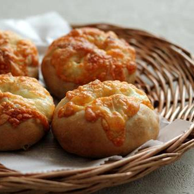 全粒粉入り　くるみとチーズのぷちパン