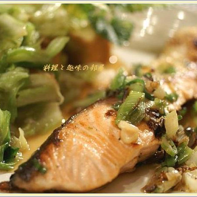ワンプレート一人晩ご飯／サーモンのネギ塩ソテー／春キャベツと厚揚げの甘辛炒め煮／トマトスープです。