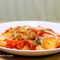 鶏肉とポテトのトマトチーズ蒸し＆「あら挽きソーセージのカレー風味ペンネ」