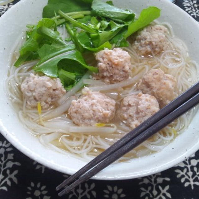 アジア屋台風、鶏つみれ載せ汁ビーフン