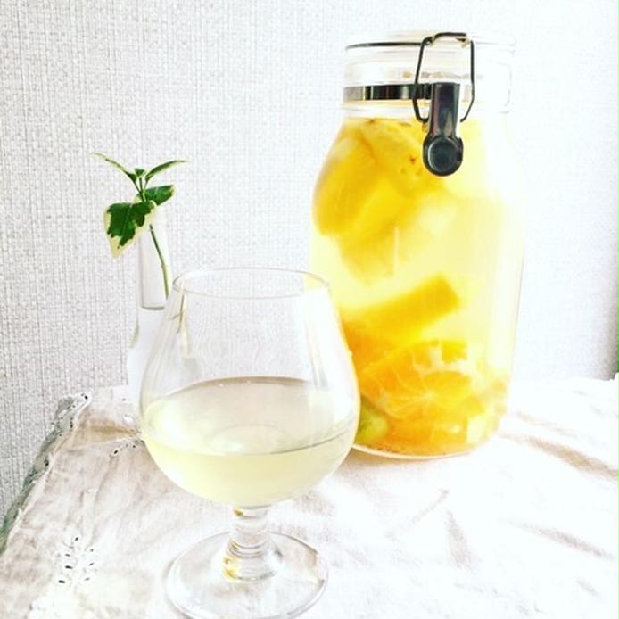 黄色いフルーツで作った白ワインのサングリアとワイングラス