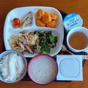 朝ご飯は８時　チキンナゲットと野菜炒め