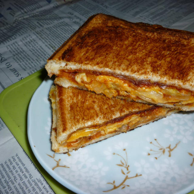 チーズオムレツのホットサンド