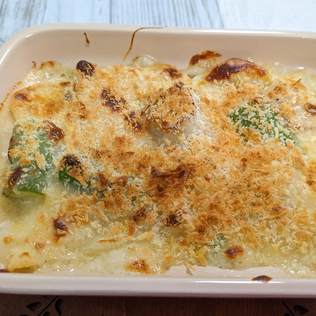 【春野菜のチーズグラタン】と言えば聞こえはいいけれど、冷蔵庫に肉無しに慌てて作った夜ご飯。