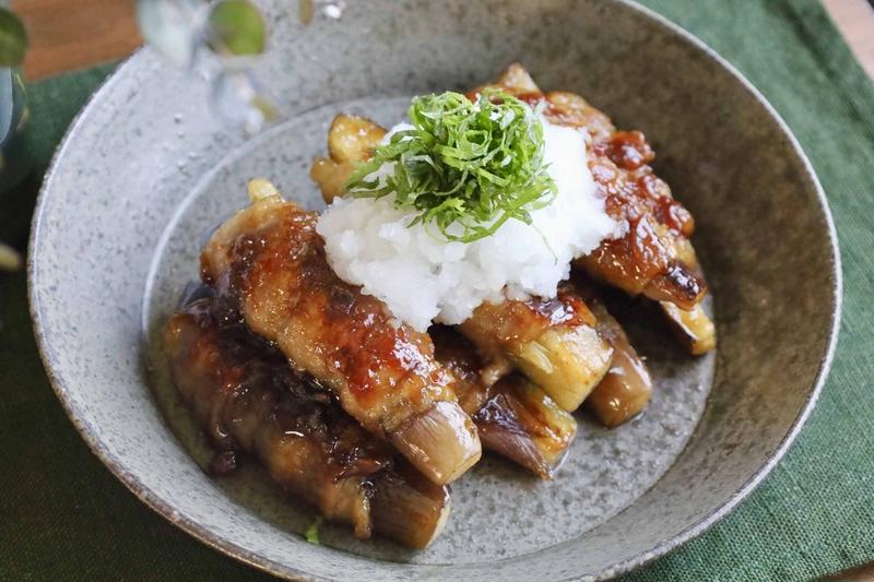 油を吸ったなすがとろんとろん！「なすとミョウガの梅肉巻き」