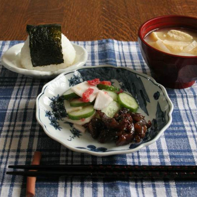 おにぎりとお味噌汁の朝ごはん